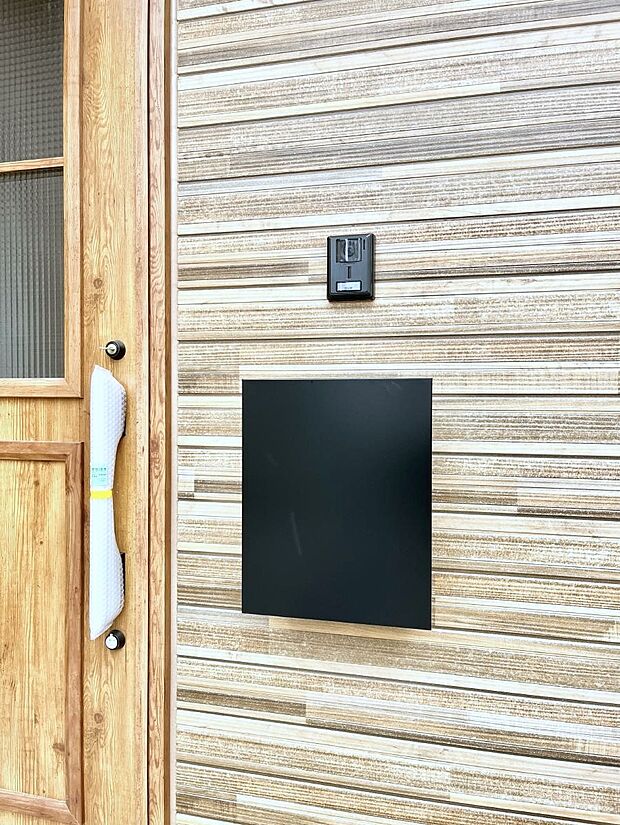 【その他現地】シンプルデザインのポスト。