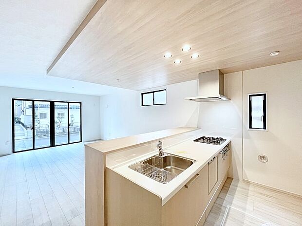 【ダイニングキッチン】リビングで遊ぶお子様を見守りながらお料理ができる対面キッチン。