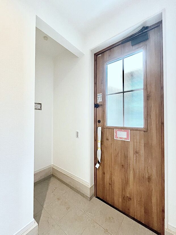 【玄関】シューズインクローク付きの玄関。家族全員の靴や雨具などすっきり収納できます。