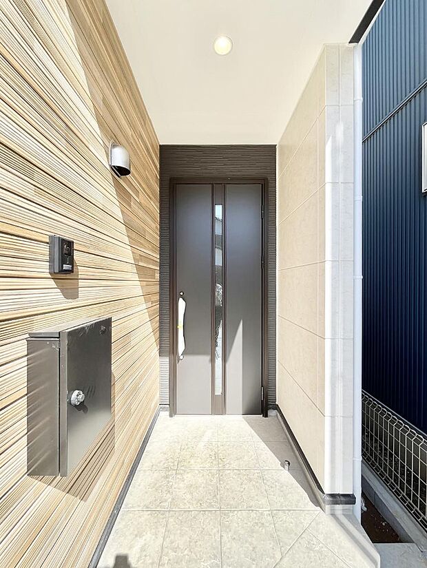 【玄関】大切な家族、来客を出迎える玄関。玄関前は屋根付きで雨が降っていても濡れにくいです。