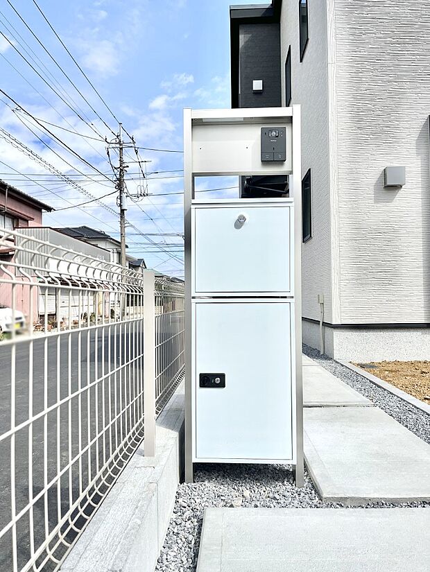 【その他現地】シンプルデザインのポスト。