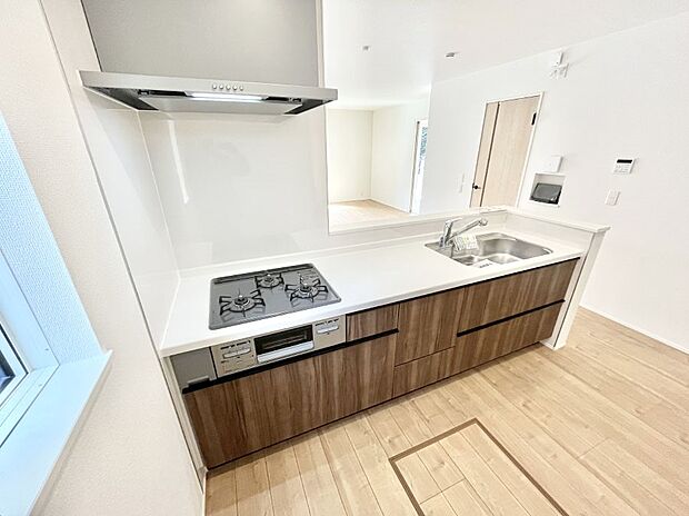 【ダイニングキッチン】料理をしながらでもご家族との会話を楽しめる対面キッチン