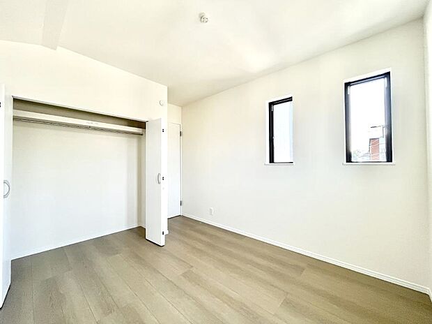 【寝室】収納が充実しているので居住スペースを広々使えます  