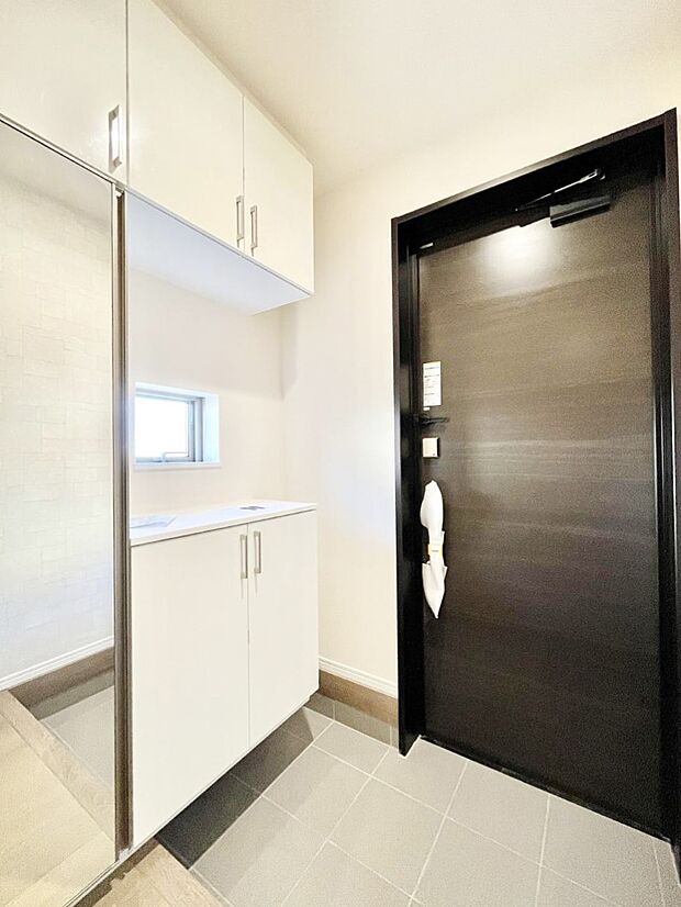 【玄関】飾り棚を利用して、お越しいただくお客様をおもてなしできます。