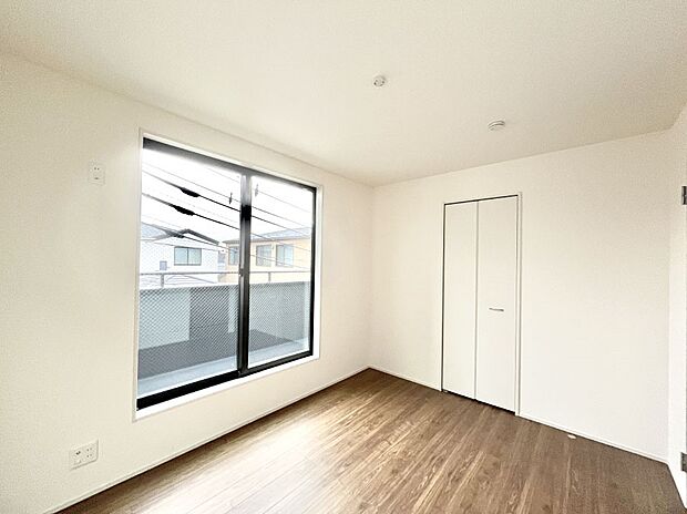 【洋室】バルコニーが開放感をプラスしてくれる洋室