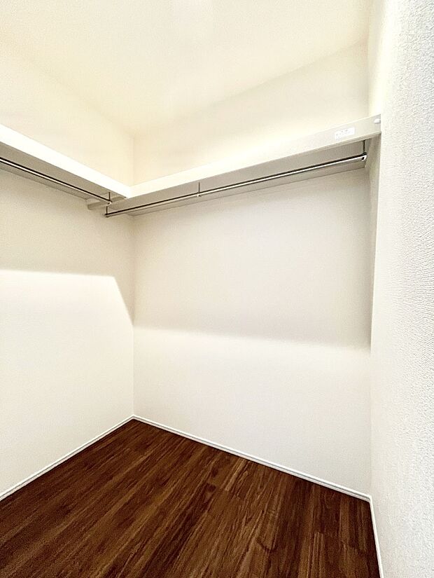 【ウォークインクローゼット】ウォークインクローゼット付きで生活空間を広く利用できます。