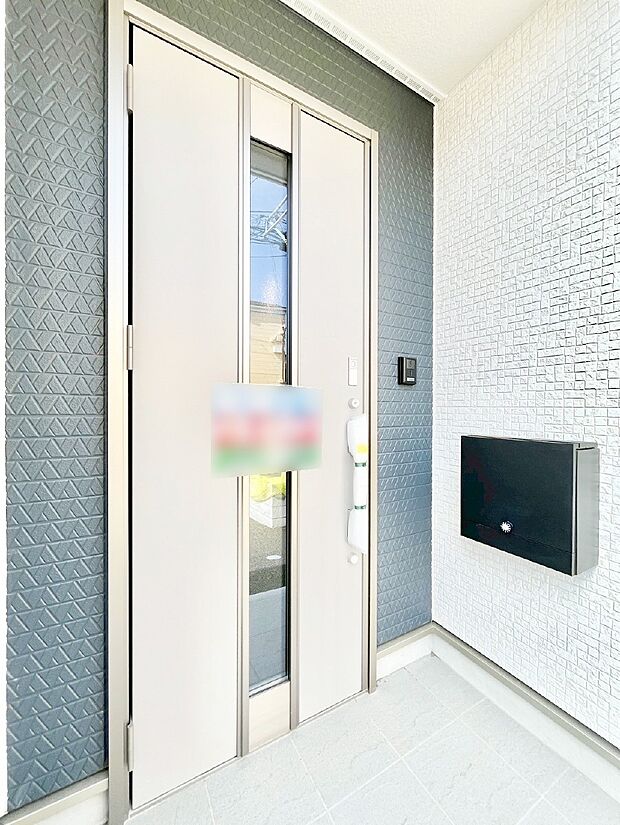 【玄関】玄関前は雨が降っても濡れにくい屋根付き