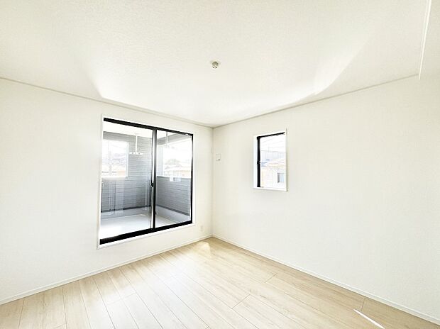 【寝室】明るいバルコニーサイドに洋室を設置。目覚めの良い寝室に。