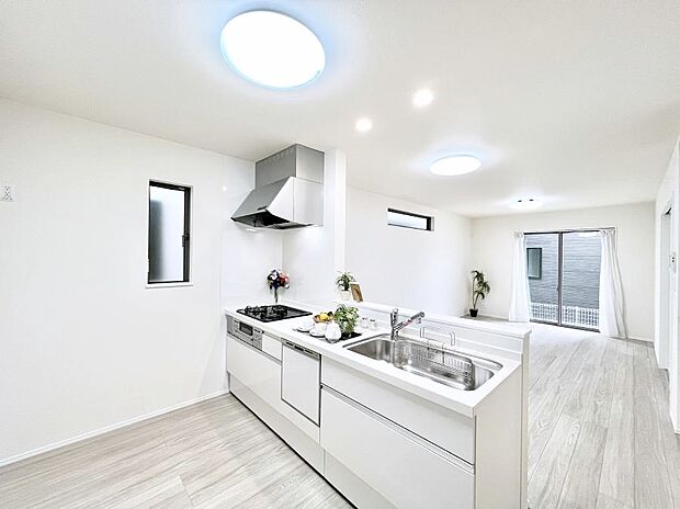 【ダイニングキッチン】リビングで遊ぶお子様を見守りながらお料理ができる対面キッチン。  