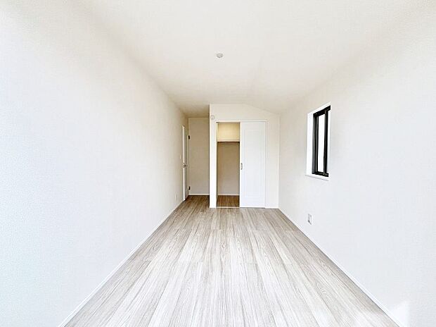 【寝室】ウォークインクローゼットがあるお部屋。季節ごとの入れ替えも不要で便利です！