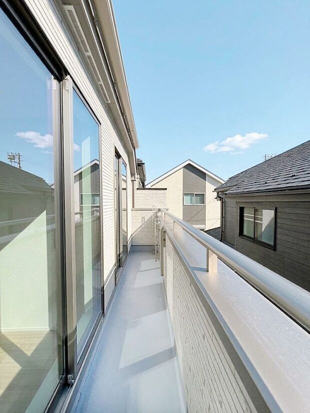 【バルコニー】暖かな陽光が降り注ぐバルコニーはお洗濯におすすめ。爽やかな風も心地よいです。 