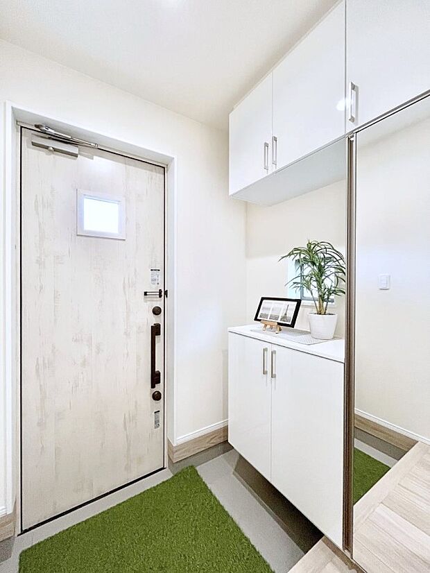 【玄関】ミラー付きシューズボックスはお出かけ前の身だしなみチェックに便利