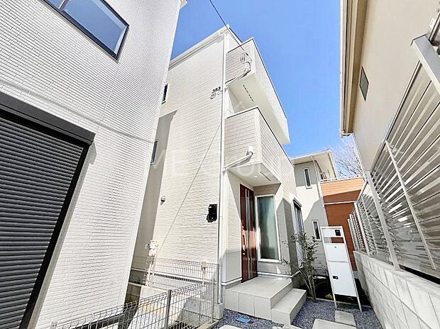 【現地外観写真】洗練された外観、上質な住空間が広がる室内は永く安心して過ごせる住居です。