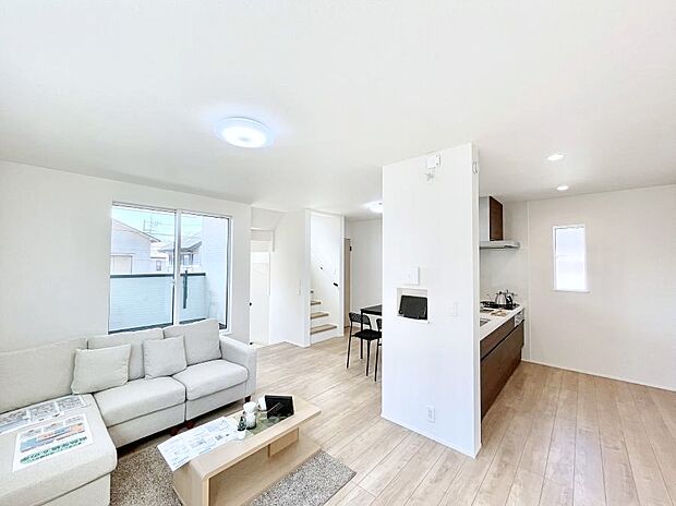 【リビングダイニング】明るい陽光が注ぎ、寛ぎの雰囲気に満たされるリビング・ダイニング。 