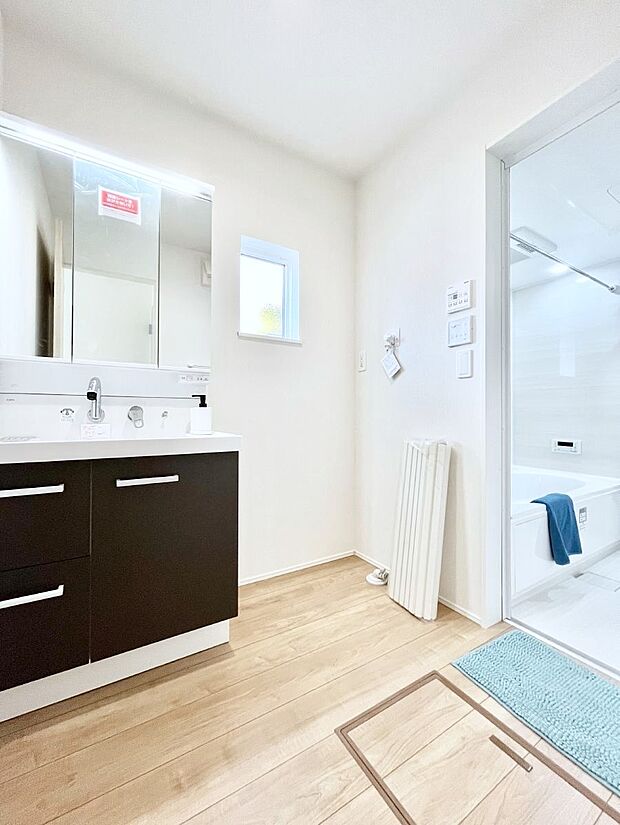 【脱衣場】清潔感のある快適空間です。毎日の身支度も気持ち良くお使い頂けます。 