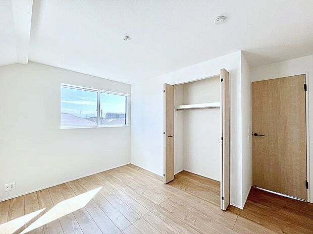 【寝室】収納が充実しているので居住スペースを広々使えます  