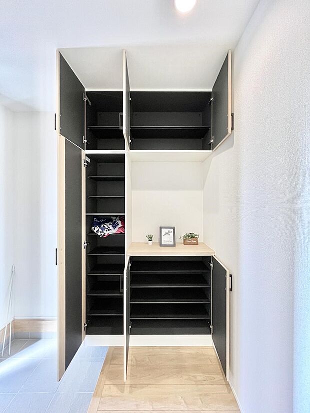 【玄関】天井まである玄関収納で、家族全員の靴もすっきり収納！