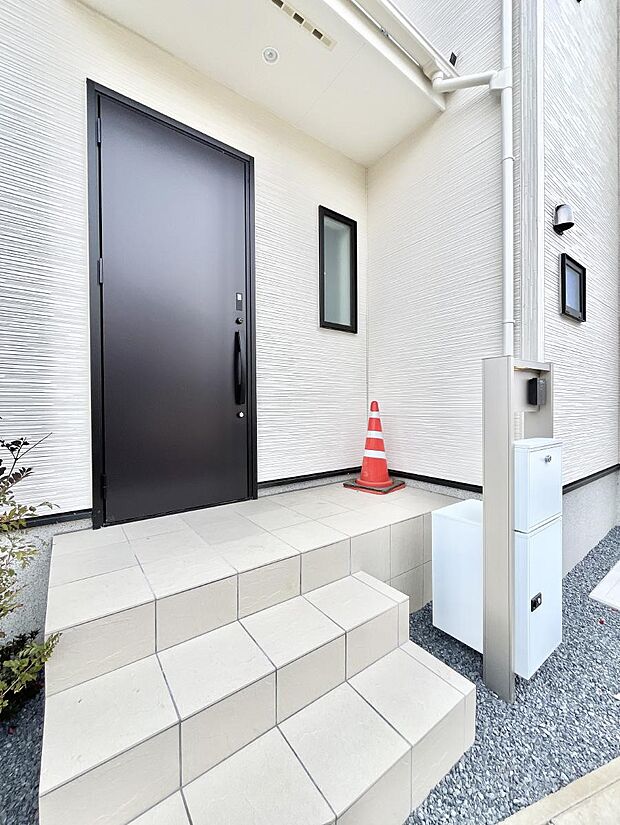 【玄関】玄関前は雨が降っても濡れにくい屋根付き　