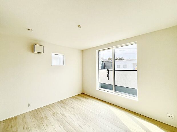 【寝室】明るいバルコニーサイドに洋室を設置。目覚めの良い寝室に。 　