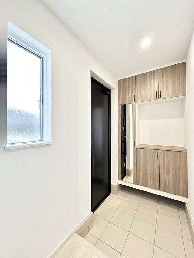 【玄関】飾り棚を利用して、お越しいただくお客様をおもてなしできます。　