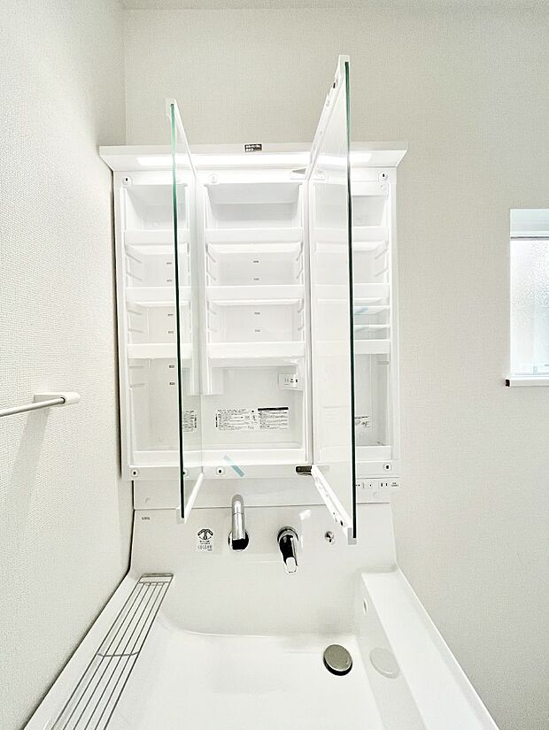 【三面鏡裏収納】三面鏡の裏に、化粧品や衛生用品などを収納可能。洗面台をすっきりと保ちます！