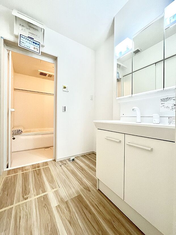 【脱衣場】清潔感のある快適空間です。毎日の身支度も気持ち良くお使い頂けます。 