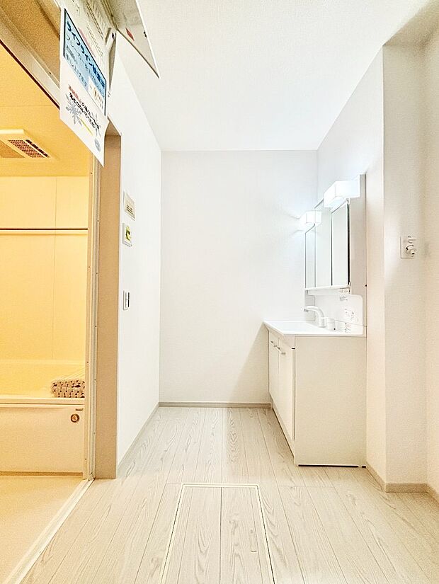 【脱衣場】清潔感ある洗面化粧室で朝の身支度も快適