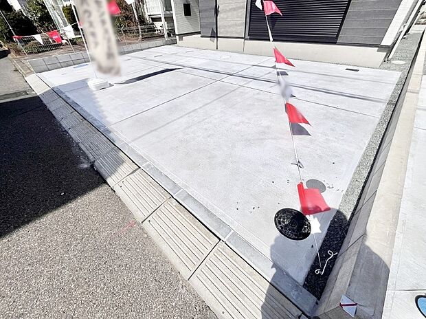 【駐車場】駐車2台可能!急なお客様の駐車に。また、ご家族の自転車スペースとしても大活躍。