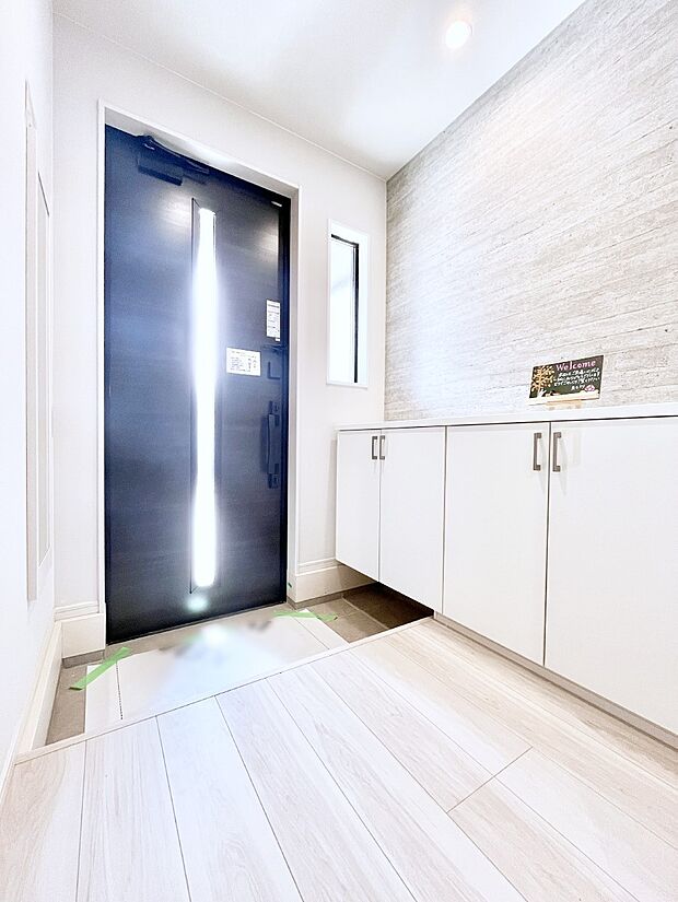 【玄関】飾り棚を利用して、お越しいただくお客様をおもてなしできます。