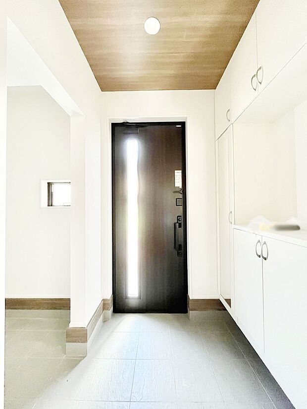 【玄関】飾り棚を利用して、お越しいただくお客様をおもてなしできます。