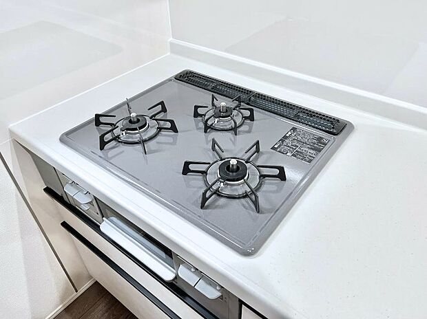 【Ｓｉセンサーコンロ】ガスコンロはＳｉセンサー搭載。火力調節や焦げ付き・消し忘れも防いでくれます。