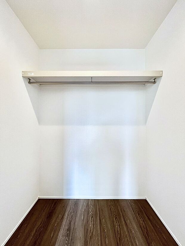 【ウォークインクローゼット】ウォークインクローゼット付きで生活空間を広く利用できます。