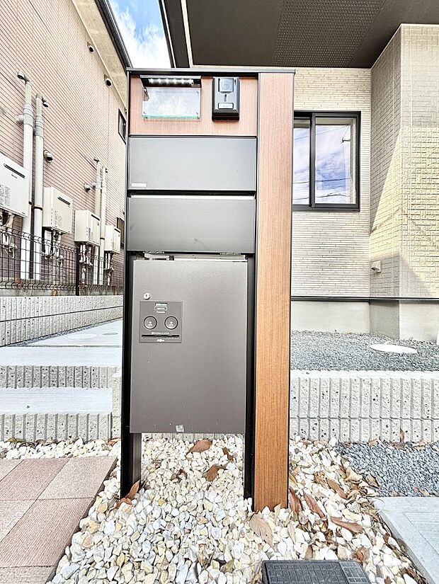 【その他現地】表札・インターホン・ポスト・宅配BOXをひとつに集約。エントランスになじむシンプルデザイン。