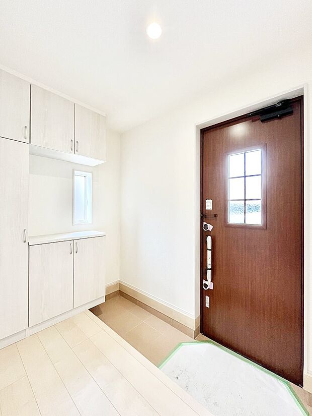 【玄関】下駄箱はご家族の写真や季節のインテリアで飾り棚として演出できます