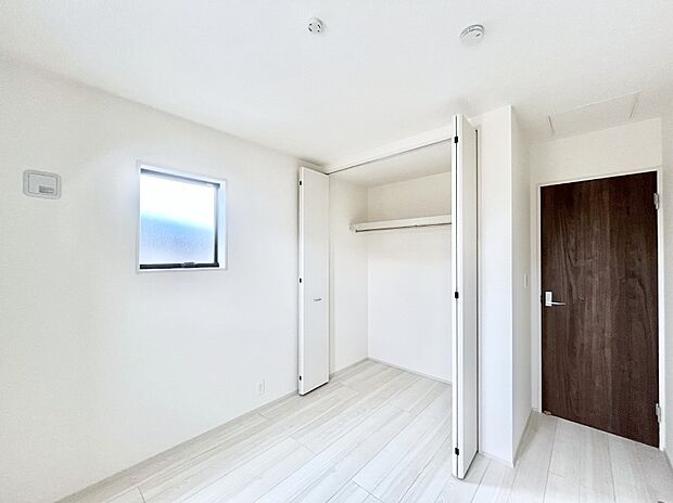 【寝室】収納が充実しているので居住スペースを広々使えます