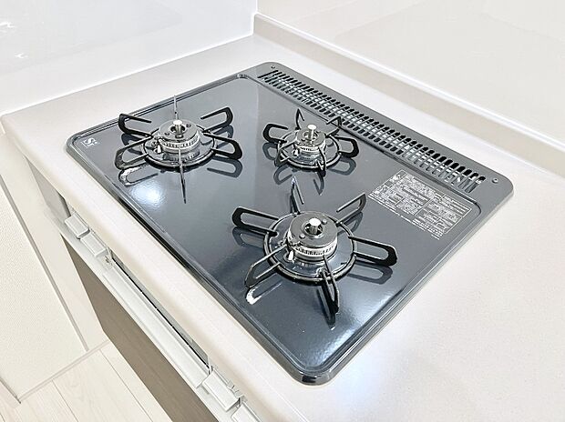 【Siセンサーコンロ】ガスコンロはSiセンサー搭載。火力調節や焦げ付き・消し忘れも防いでくれます。