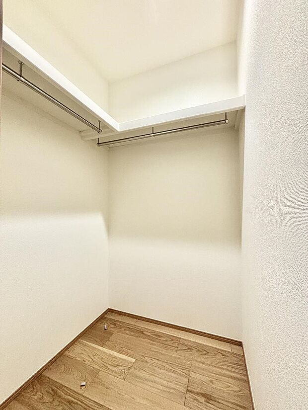 【ウォークインクローゼット】ウォークインクローゼットの活用で生活空間スッキリ