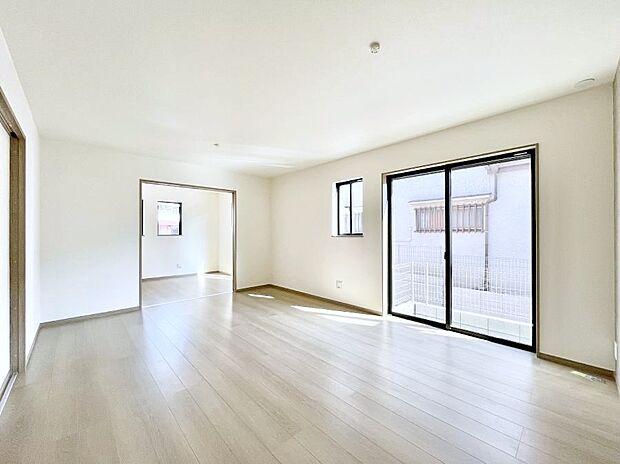 【リビングダイニング】明るい陽光が注ぎ、寛ぎの雰囲気に満たされるリビング・ダイニング。 