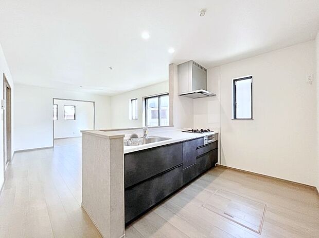 【ダイニングキッチン】リビングで遊ぶお子様を見守りながらお料理ができる対面キッチン。  