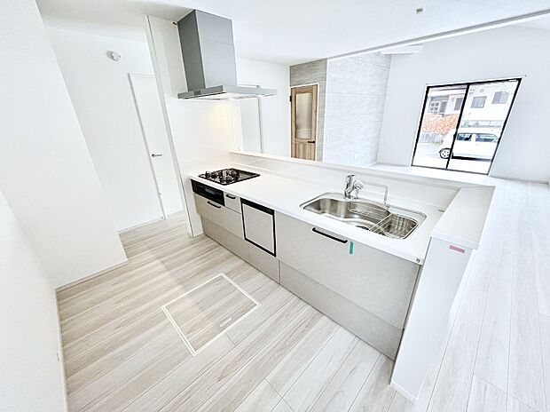 【ダイニングキッチン】毎日使うキッチンだから、使いやすさ＆お手入れのしやすさにこだわりました。 