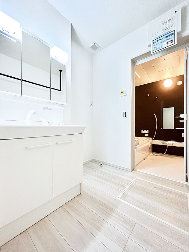 【脱衣場】清潔感ある洗面化粧室で朝の身支度も快適