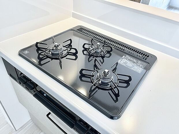 【Ｓｉセンサーコンロ】ガスコンロはＳｉセンサー搭載。火力調節や焦げ付き・消し忘れも防いでくれます。