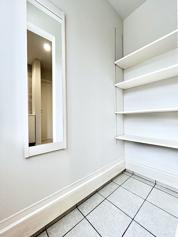 【収納】高さを調節できる可動棚付きのシューズインクローク。雨具やベビーカーも置けます。