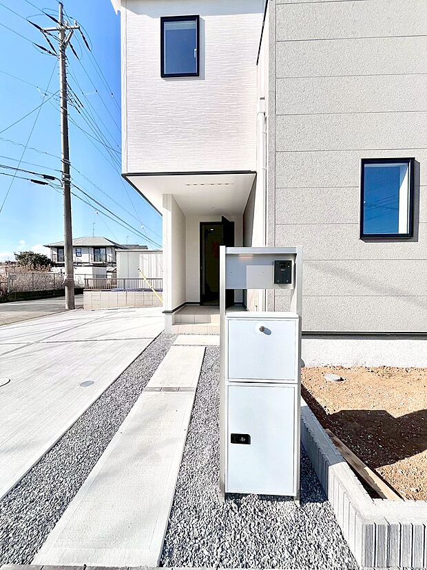 【その他現地】シンプルデザインのポスト。