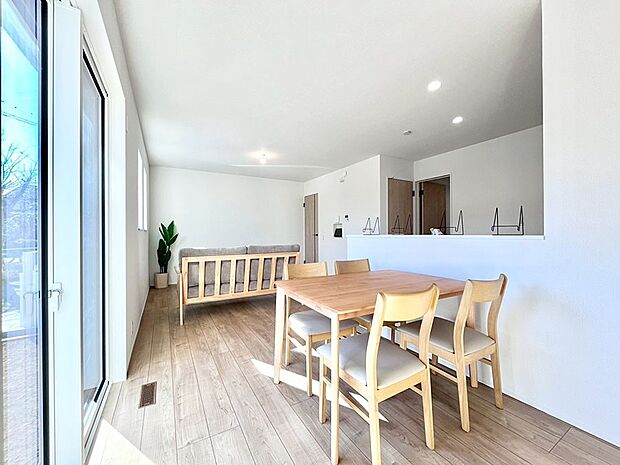 【リビングダイニング】明るい陽光が注ぎ、寛ぎの雰囲気に満たされるリビング・ダイニング。 