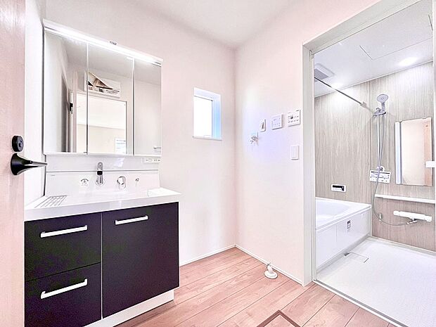 【脱衣場】清潔感のある快適空間です。毎日の身支度も気持ち良くお使い頂けます。 