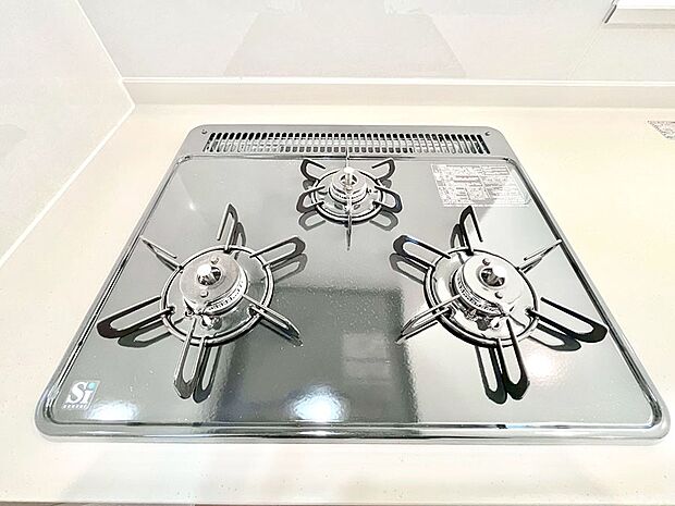 【Ｓｉセンサーコンロ】ガスコンロはＳｉセンサー搭載。火力調節や焦げ付き・消し忘れも防いでくれます。