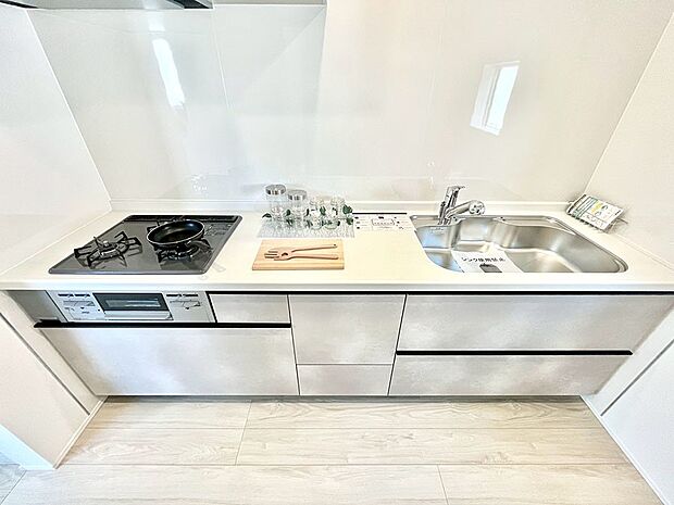 【ダイニングキッチン】料理をしながらでもご家族との会話を楽しめる対面キッチン