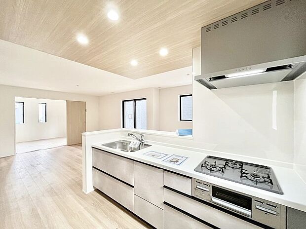 【ダイニングキッチン】カウンター越しにお話しをしながら毎日のお料理をもっと楽しく