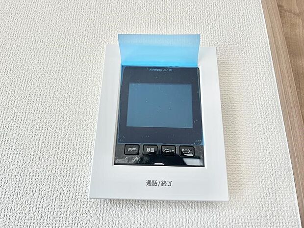 【TVモニター付きインターフォン】TVモニター付きインターフォンで防犯面も安心です。
